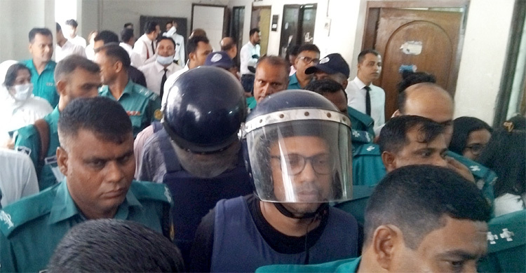 কাঠগড়ায় দাঁড়িয়েই পরিবারের খোঁজ-খবর নিলেন পলক