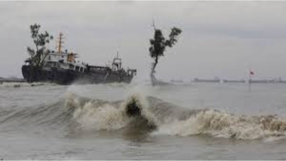 গভীর নিম্নচাপের প্রভাবে উত্তাল সাগর, ঝুঁকি নিয়েই ইলিশ ধরছেন জেলেরা